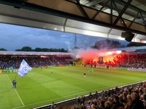 Vuurwerk voorafgaand aan een voetbalwedstrijd is ook discutabel