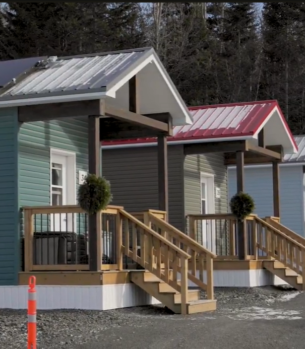 Miljonair pakt dakloosheid aan met 99 tiny houses in zijn stad: zo zien ze eruit