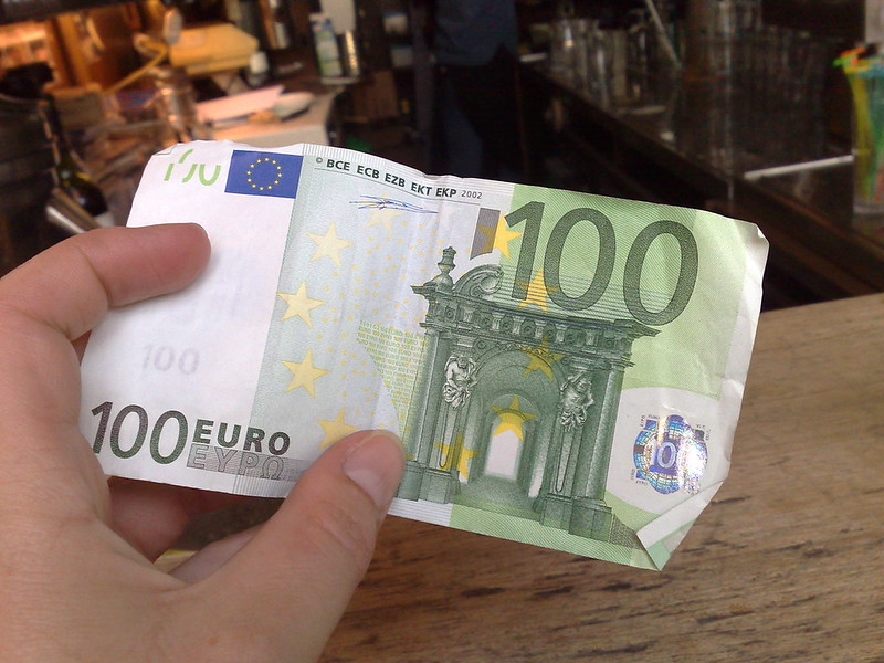 Contant blijft koning: de onverwachte reden waarom dit EU-land digitaal betalen mijdt