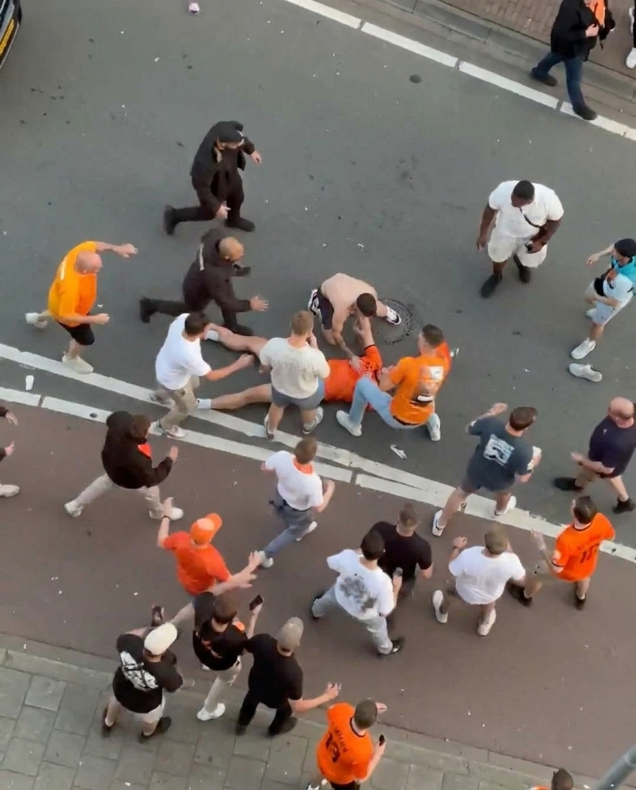 Beelden: Oranje-fan gaat hard tegen de grond na confrontatie met Marokko-supporters